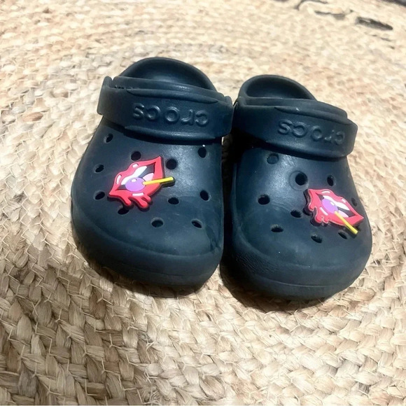 Crocs Classic Waterproof Black Clogs - Kids' Size C9 - Picture 3 of 4